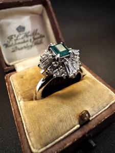 Anello  in  Platino  con  Smeraldo  e  Diamanti. 
